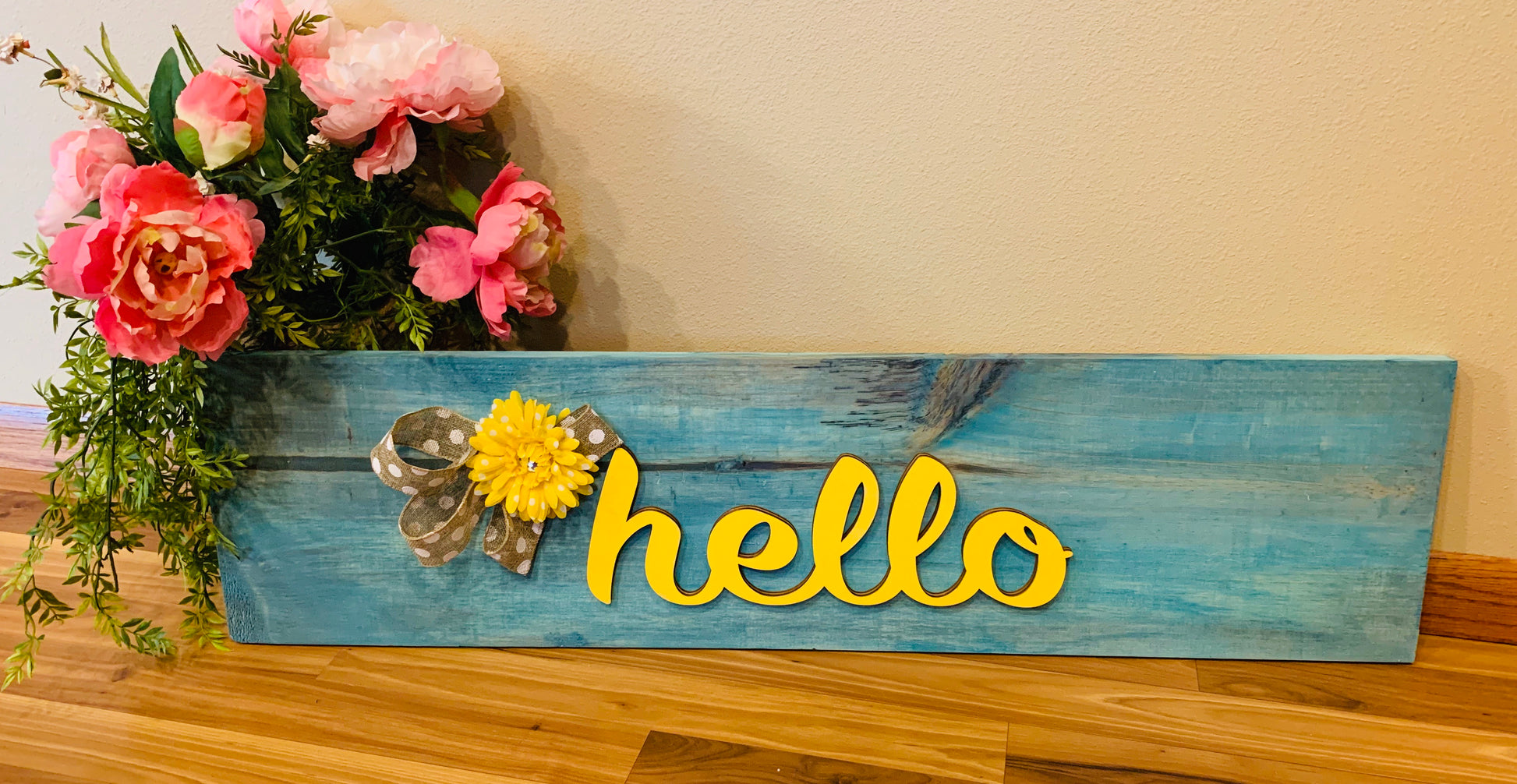 Wood sign { Hello } - Stacy's Pink Martini Boutique